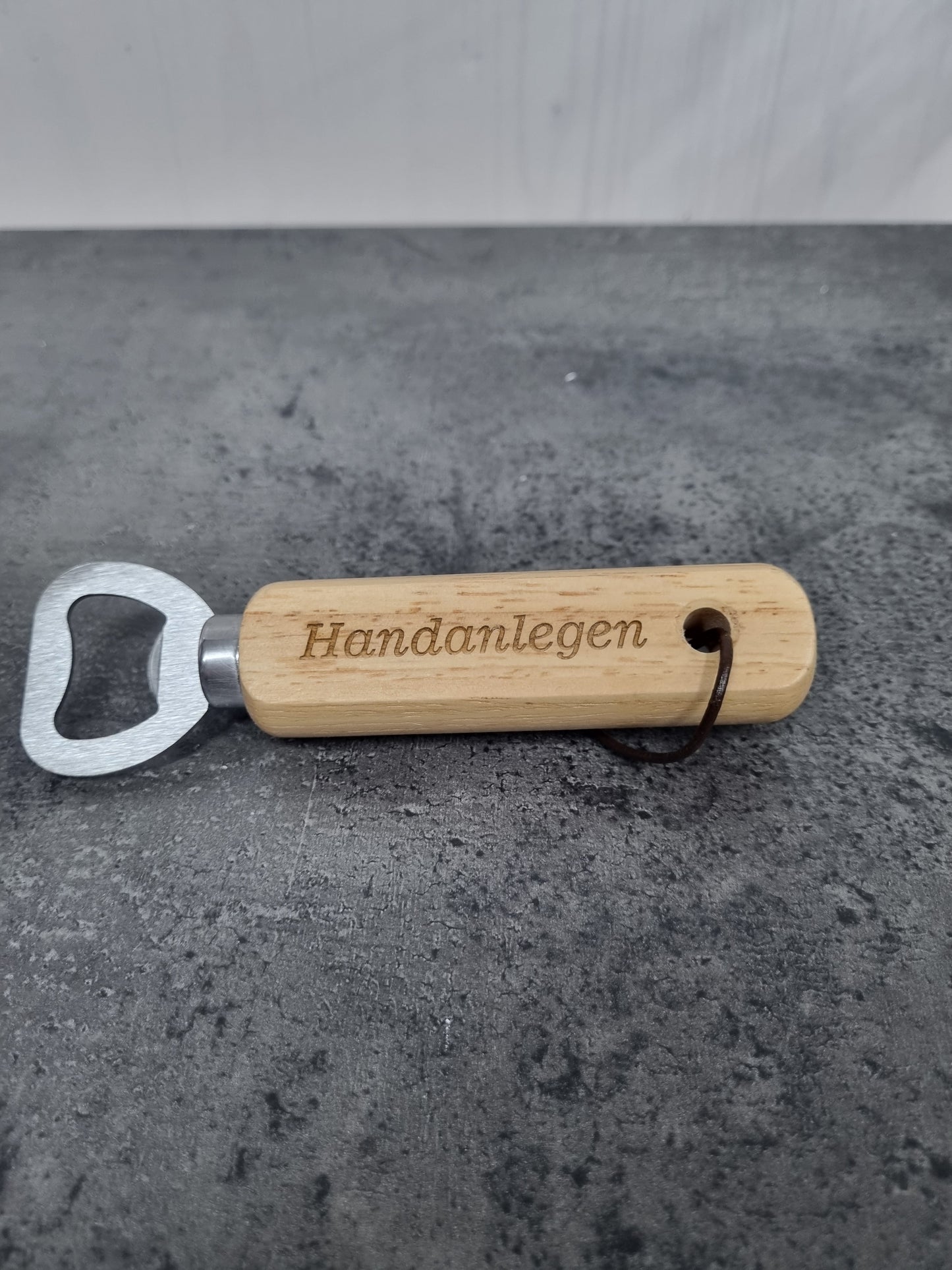 "Handanlegen" - Flaschenöffner
