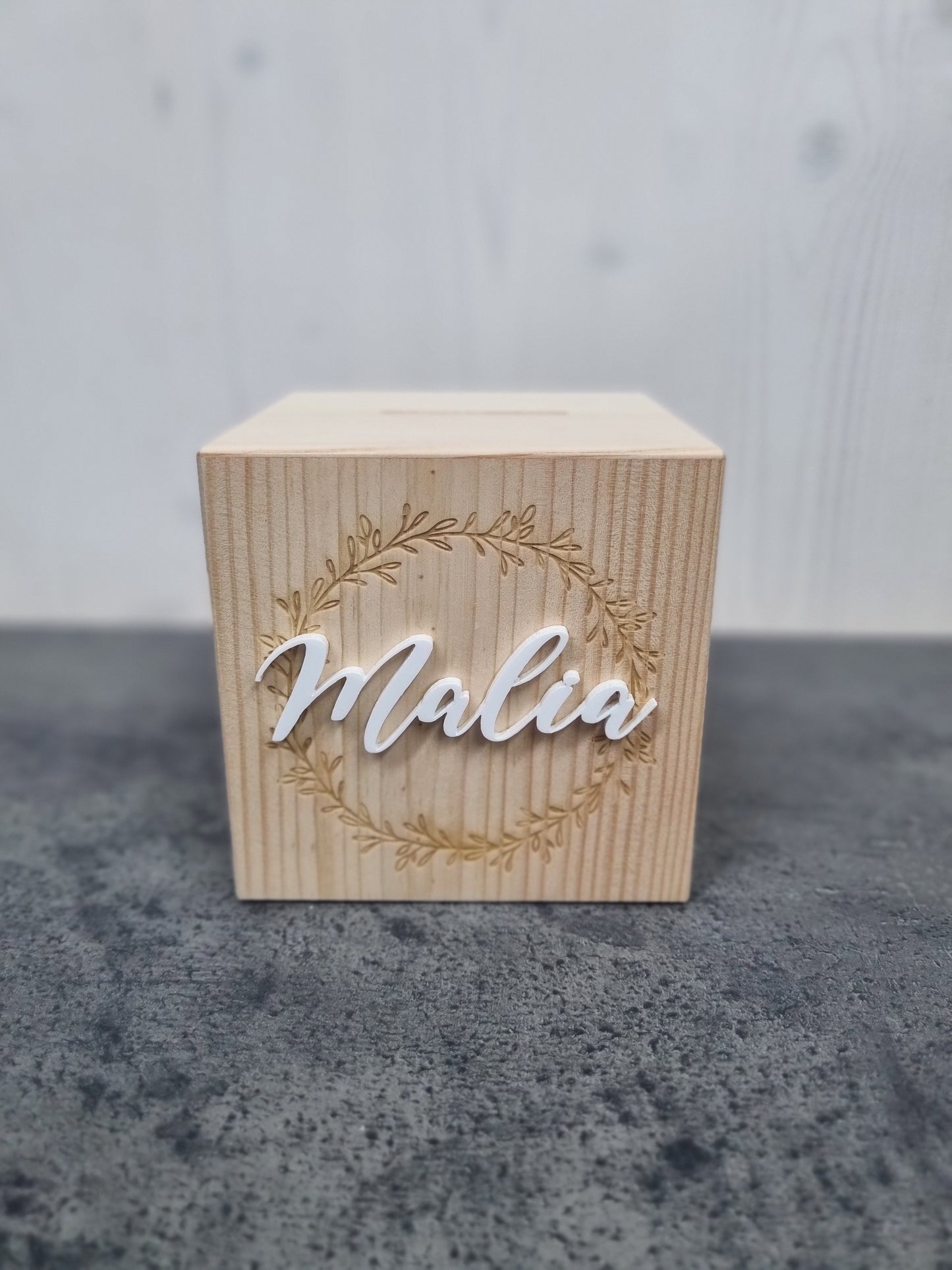 Spardose aus Holz mit Personalisierung