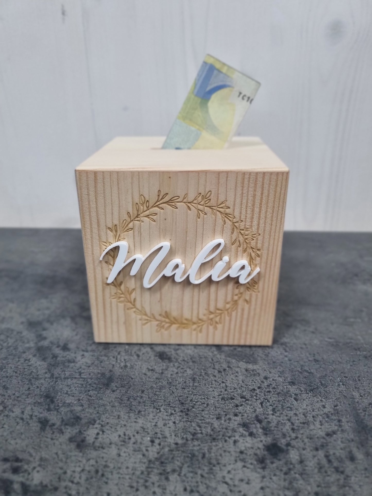 Spardose aus Holz mit Personalisierung