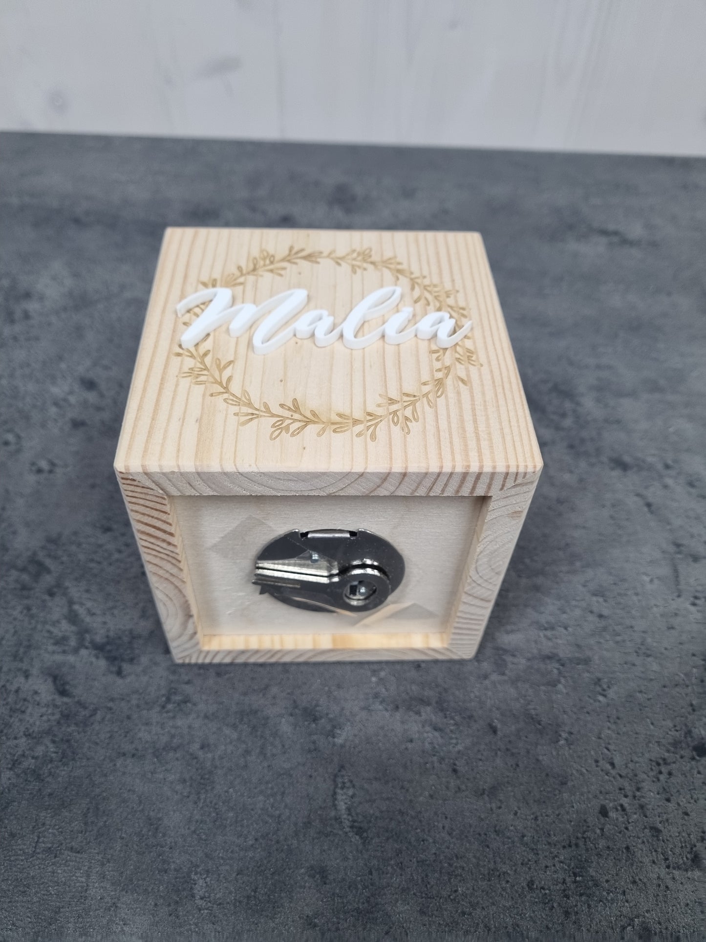 Spardose aus Holz mit Personalisierung