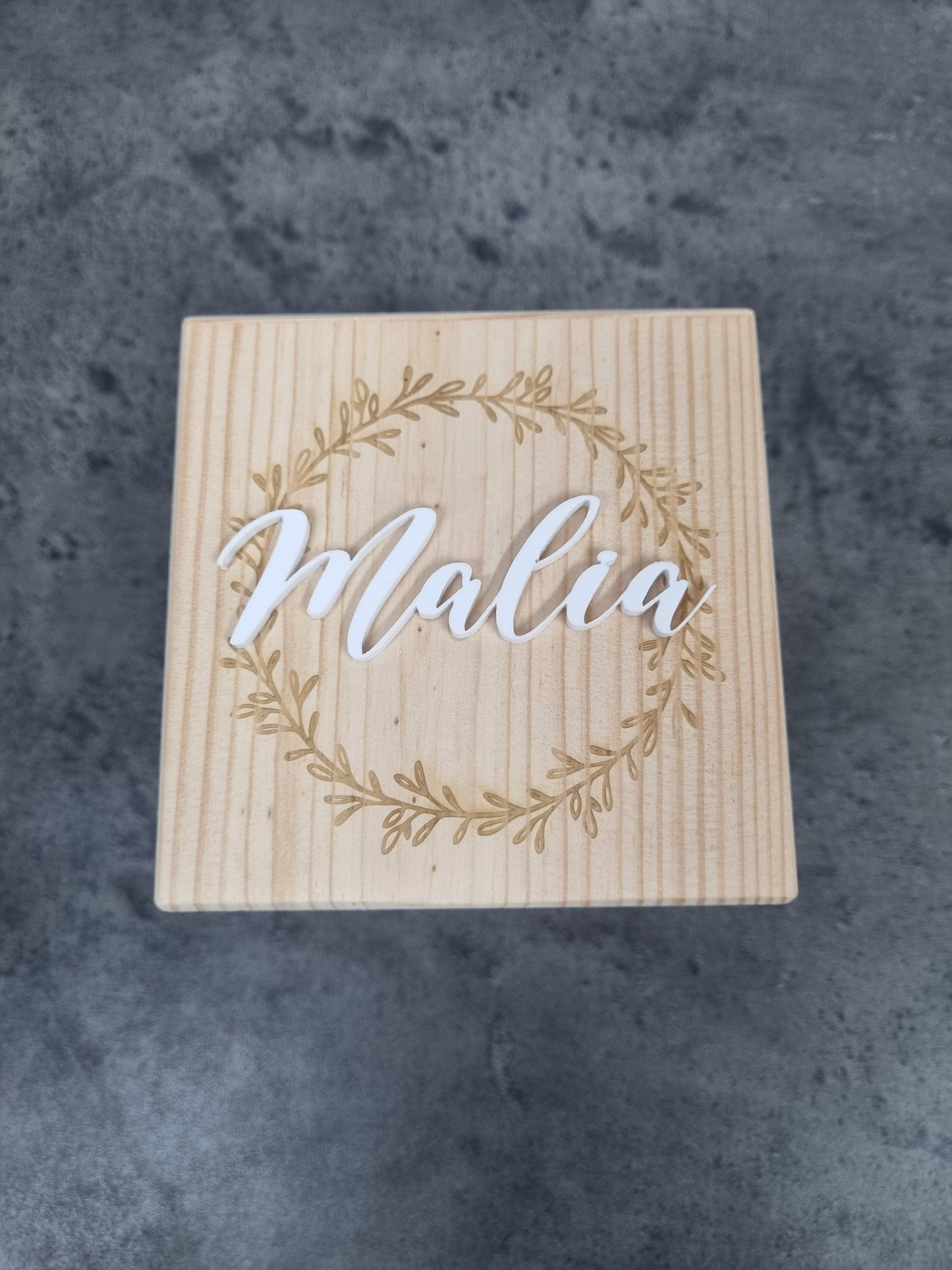 Spardose aus Holz mit Personalisierung