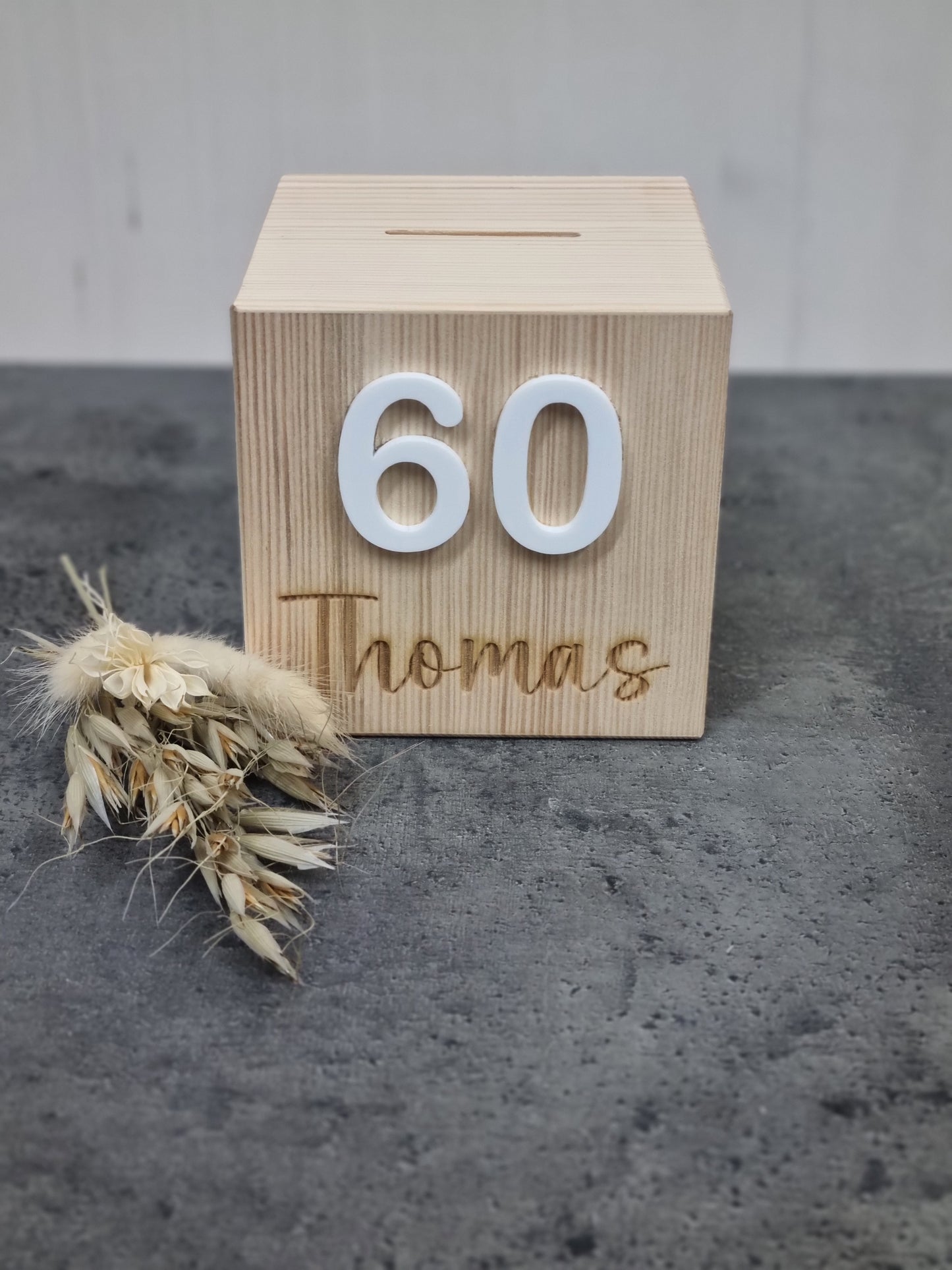 Spardose aus Holz mit Zahl und Personalisierung