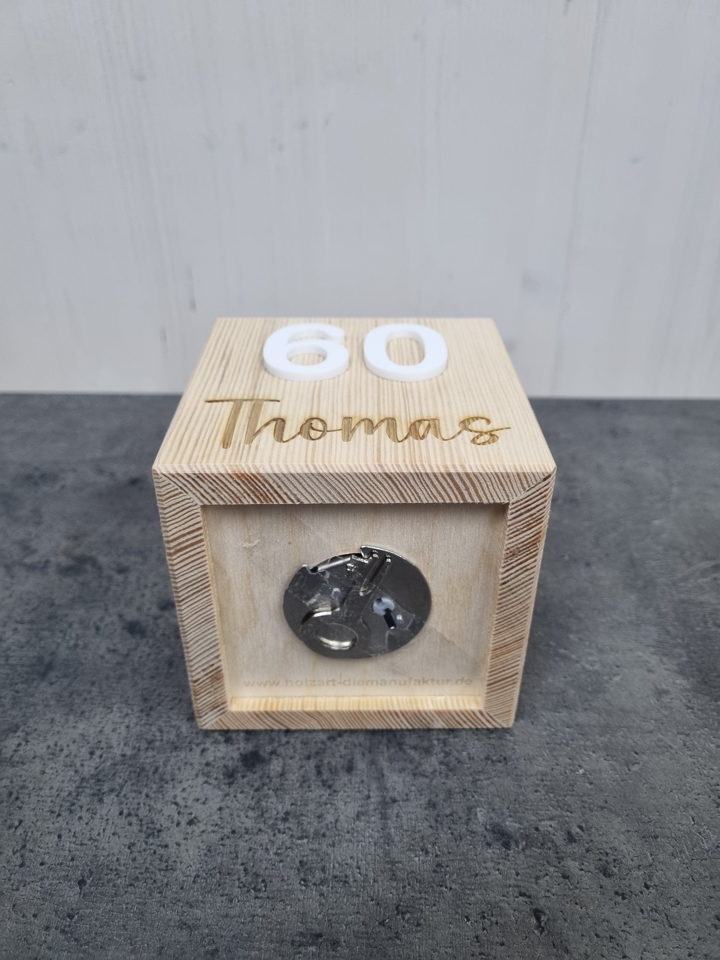 Spardose aus Holz mit Zahl und Personalisierung