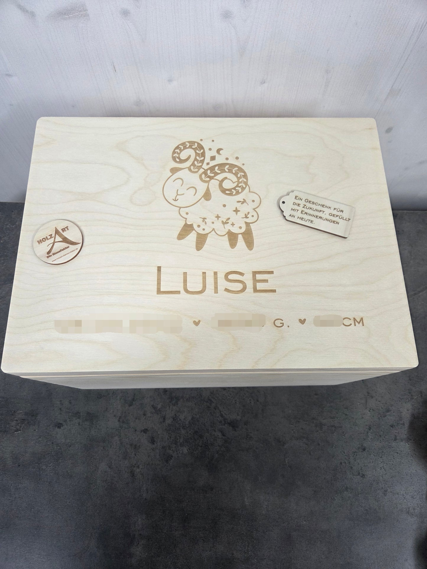 Personalisierte Erinnerungskiste „Sternzeichen“ aus Holz – Baby-Schatztruhe mit Geburtsdaten & Wunsch-Motiv