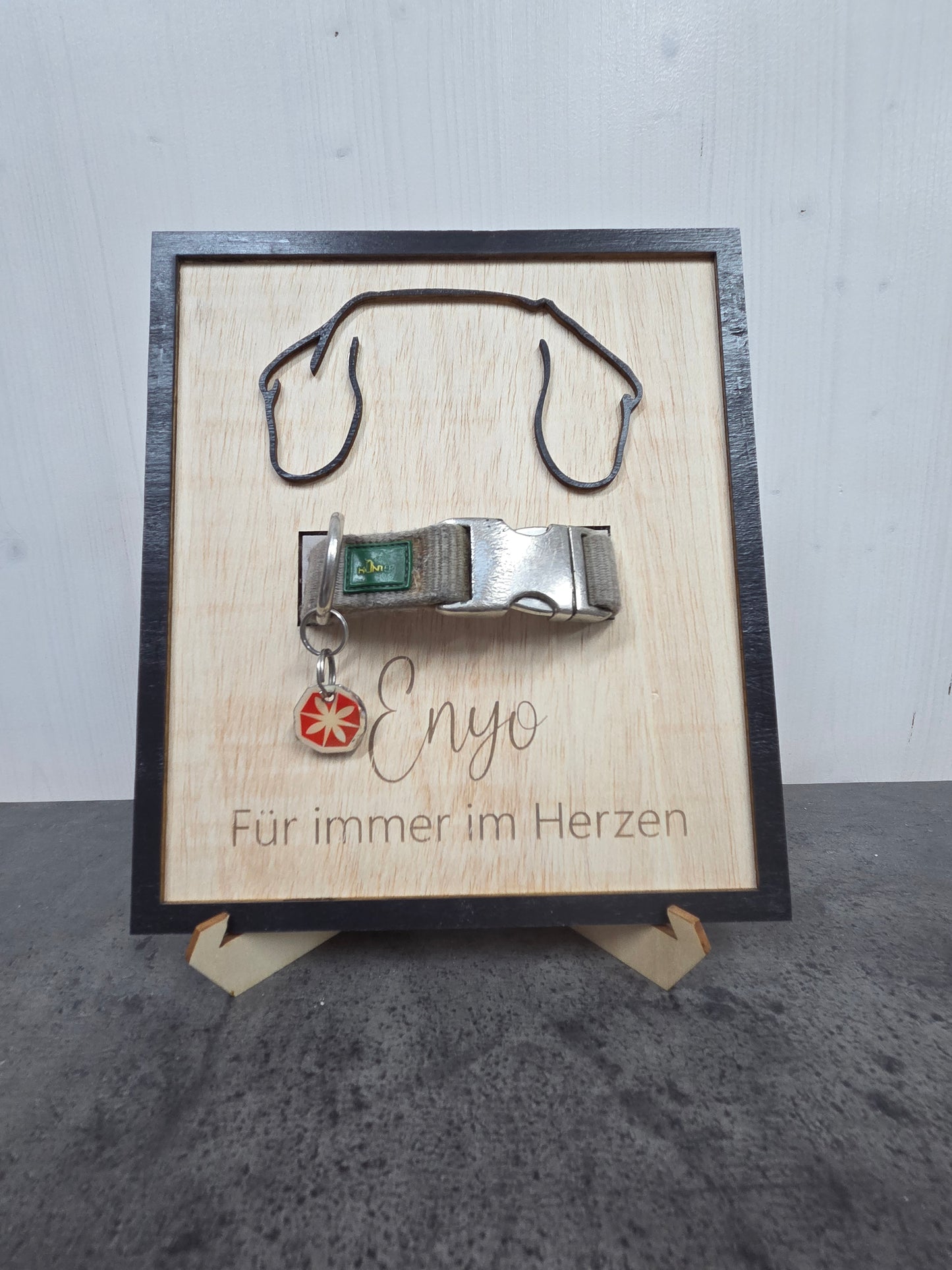Personalisierter Gedenkrahmen aus Holz für Hunde mit Halsbandhalter