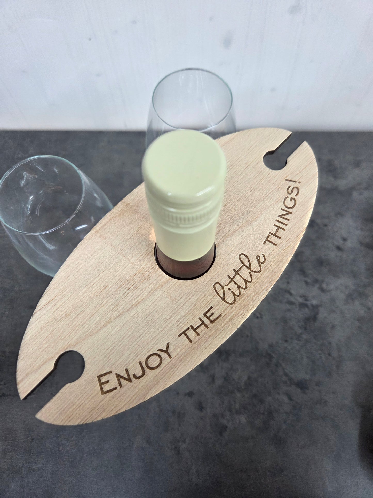 Holz-Weinbutler „Enjoy the little things“: Eleganter Weinglashalter für Flaschen & Gläser – Geschenk für Weinliebhaber