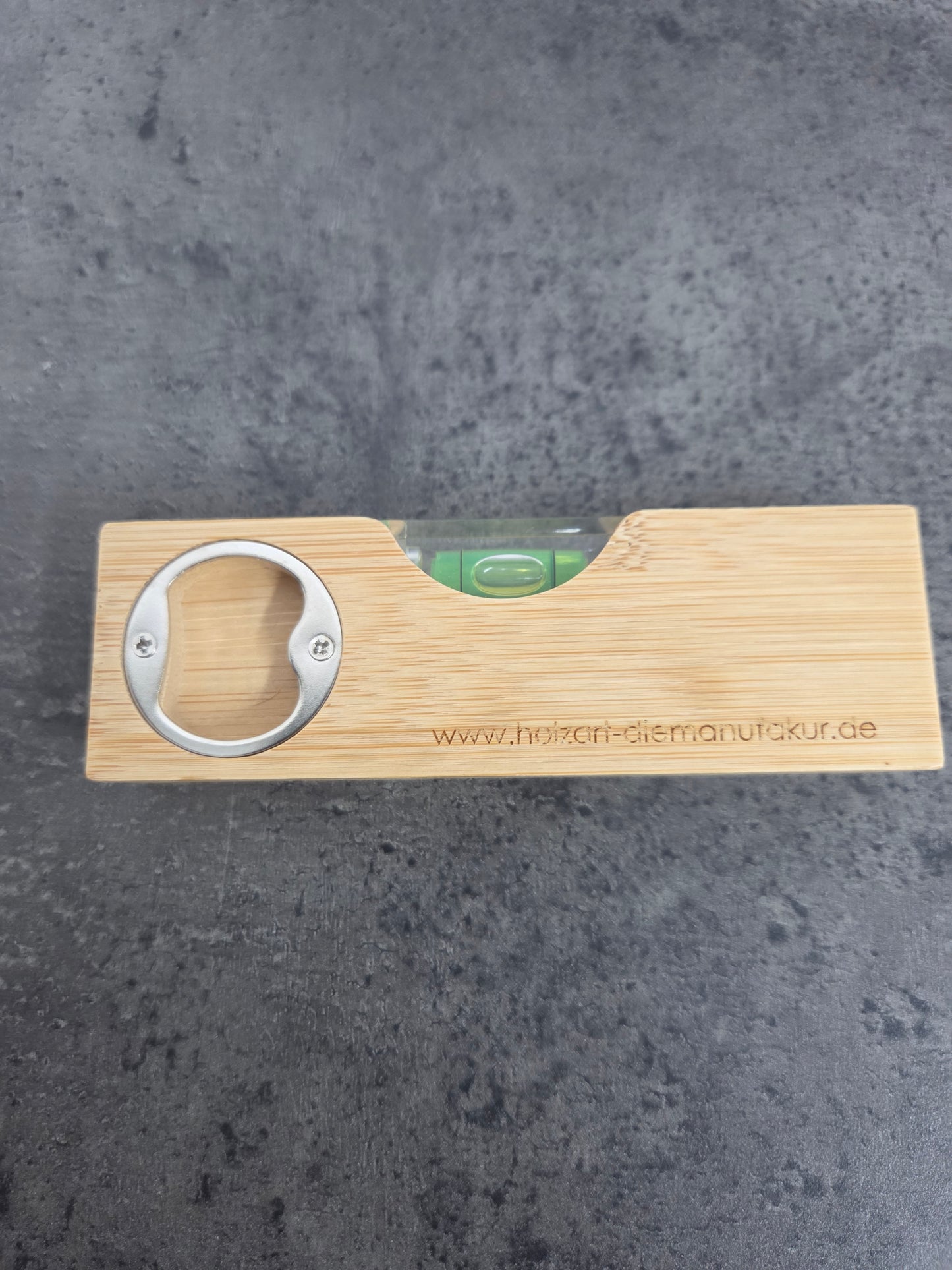 "Damit der Haussegen niemals schief hängt" - Kleine Wasserwaage mit Flaschenöffner aus Holz