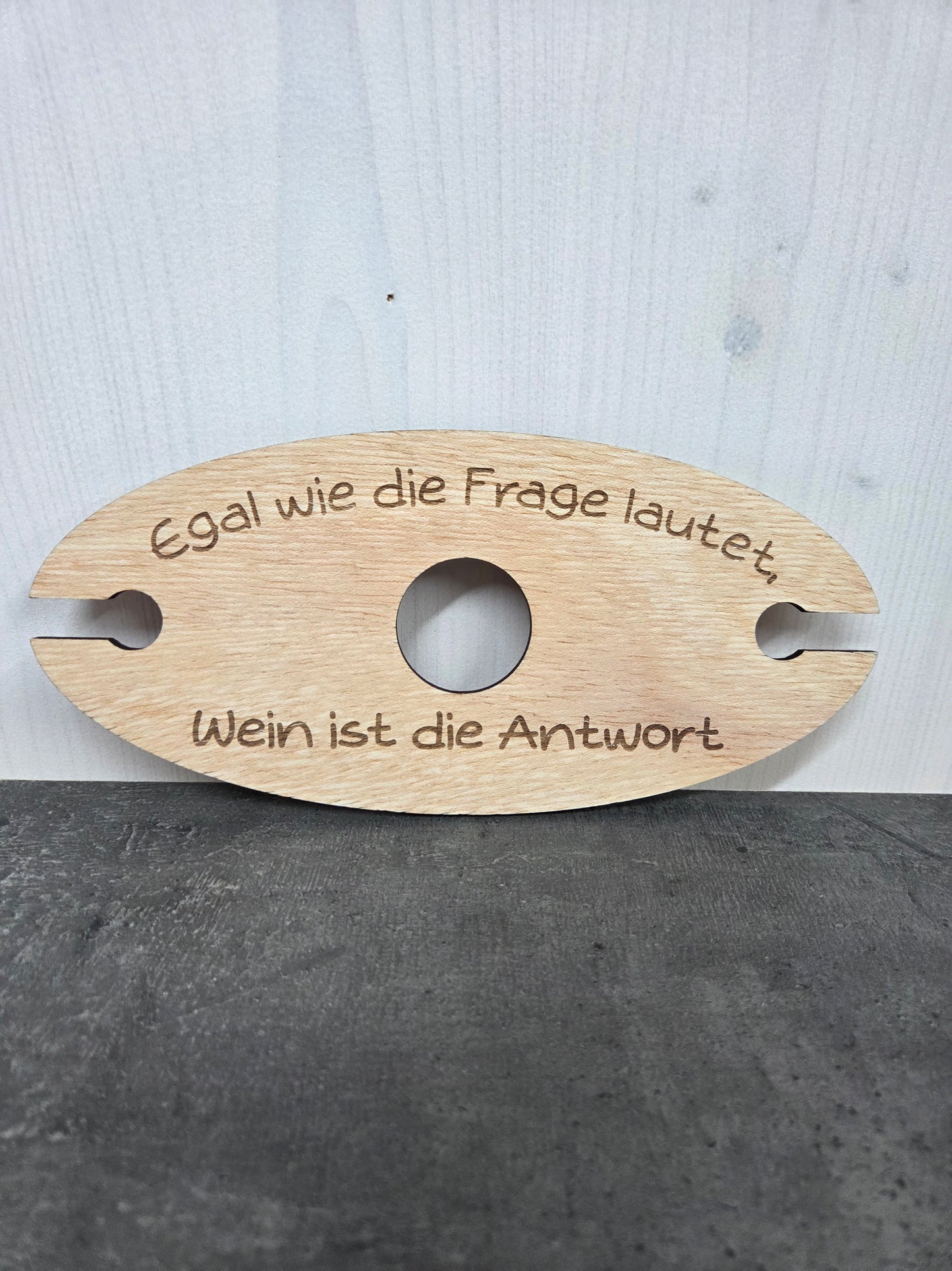 Weinbutler „Egal wie die Frage lautet...“ aus Holz – Elegant für 1 Flasche & 2 Gläser