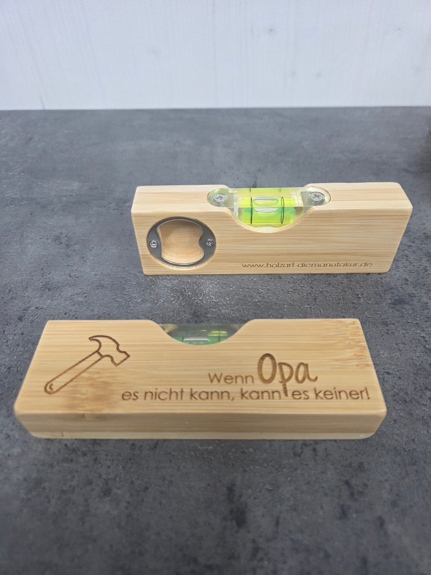 "Wenn Opa es nicht kann, kann es keiner!" - Kleine Wasserwaage mit Flaschenöffner aus Holz