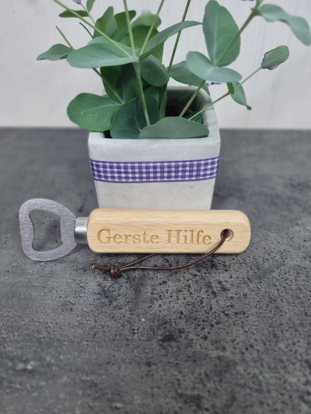Flaschenöffner „Gerste Hilfe“ aus Holz: Gravierter Bieröffner mit Spru – Holzart Die Manufaktur