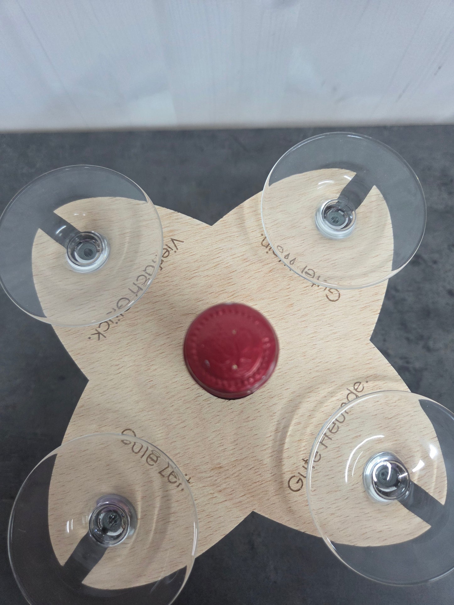 "Guter Wein, Gute Zeit, Gute Freunde, Vierfach Glück" - Weinglashalter/Weinbutler für 4