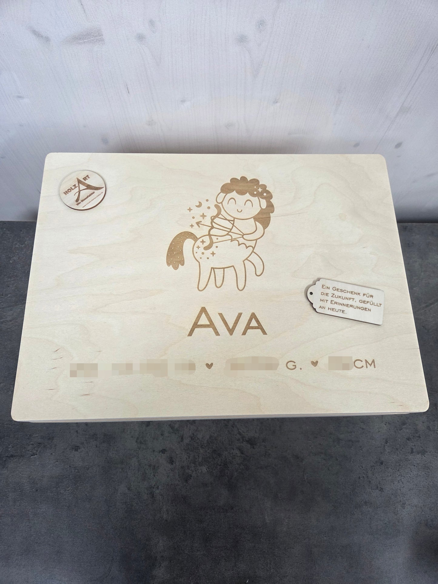 Personalisierte Erinnerungskiste „Sternzeichen“ aus Holz – Baby-Schatztruhe mit Geburtsdaten & Wunsch-Motiv