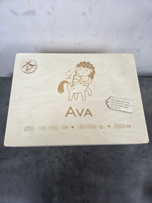 Personalisierte Erinnerungskiste „Sternzeichen“ aus Holz – Baby-Schatztruhe mit Geburtsdaten & Wunsch-Motiv