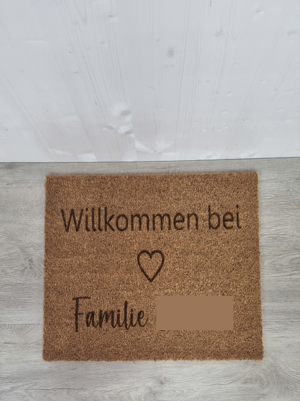 Personalisierte Kokos-Fußmatte „Willkommen bei“ mit Wunschname (ca. 60 x 40 cm): Die klassische Willkommensmatte