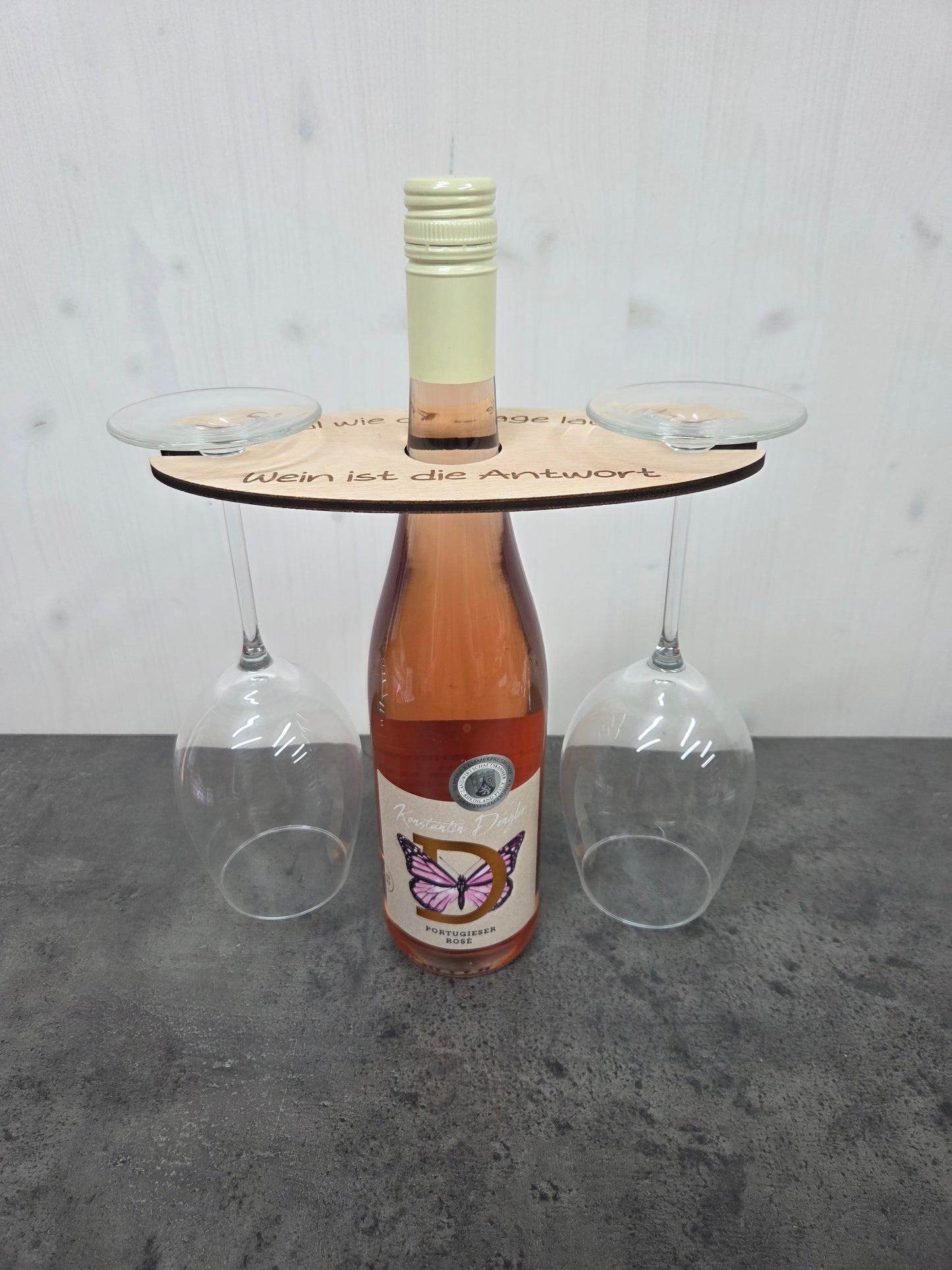 Weinbutler „Egal wie die Frage lautet...“ aus Holz – Elegant für 1 Flasche & 2 Gläser