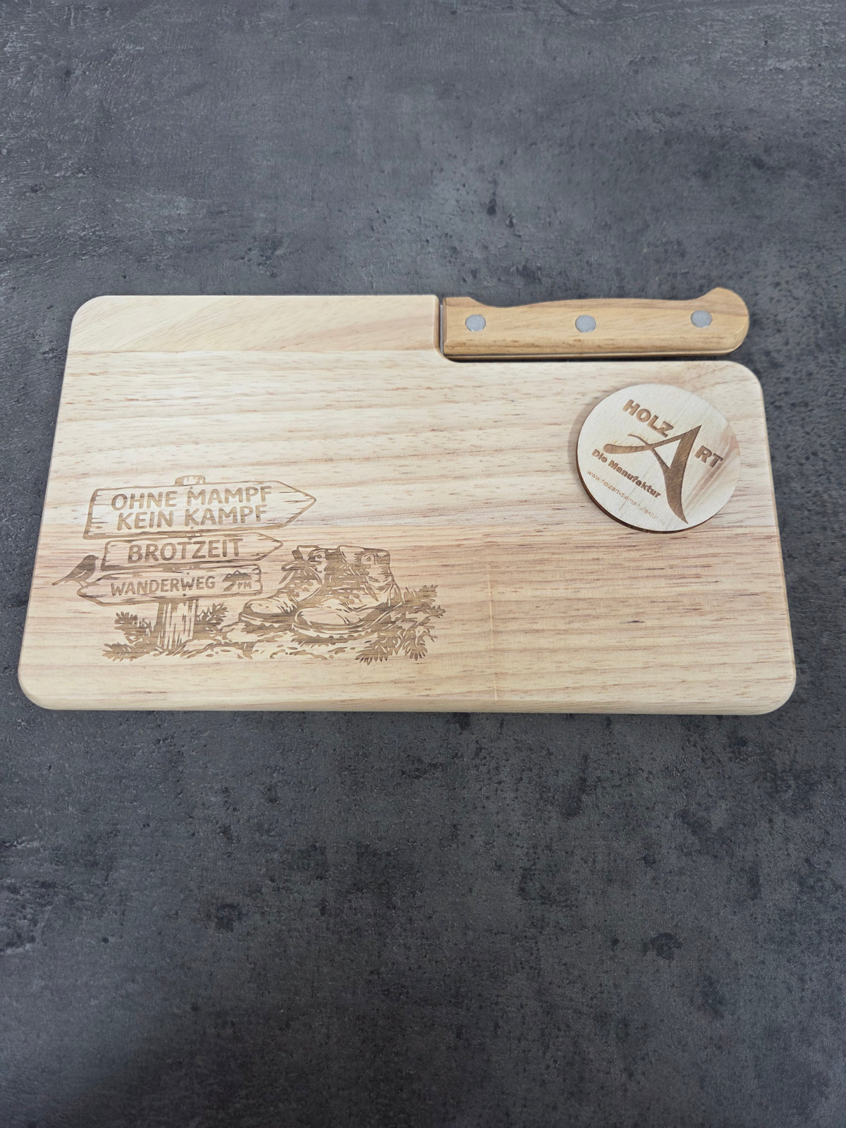 Frühstücksbrettchen Holz mit Messer „Ohne Mampf kein Kampf“ | Graviertes Brotzeitbrett für Wanderer & Naturfreunde