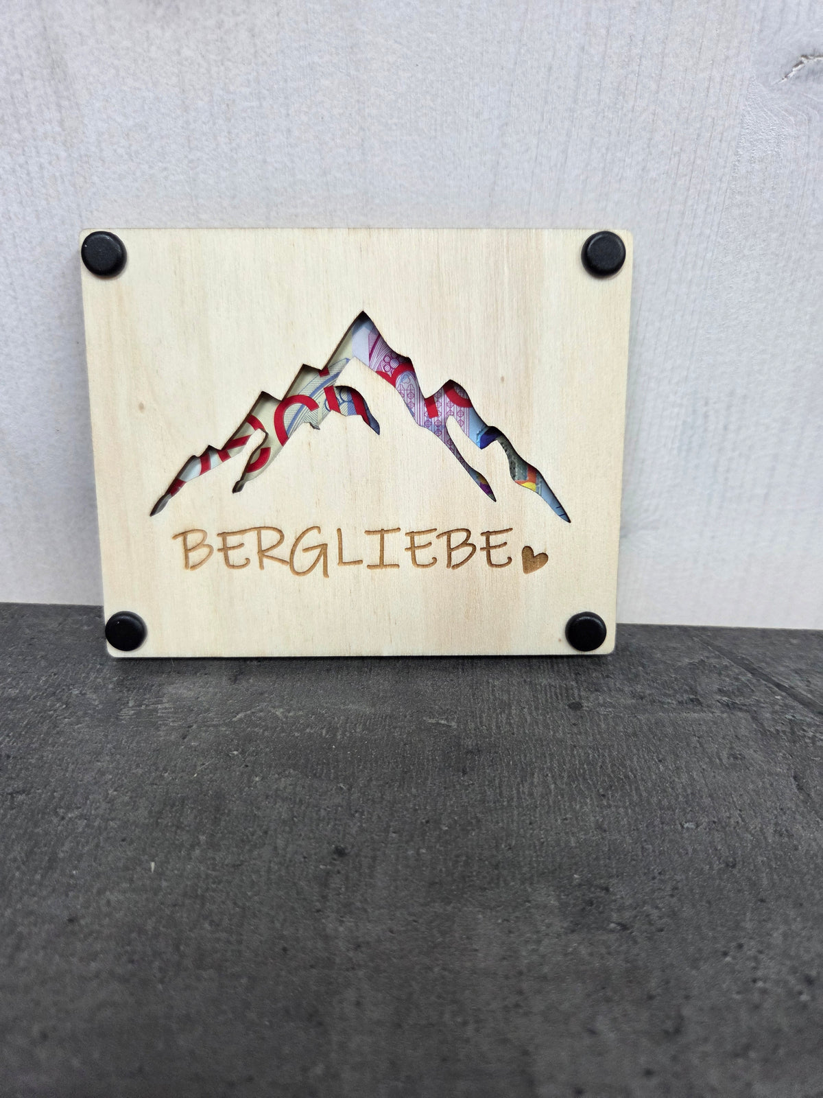 „Der Berg ruft!“ oder „Bergliebe“: Die edle Holz-Verpackung für Geld & Gutscheine – Perfekt für Wanderfans & Berg-Liebhaber