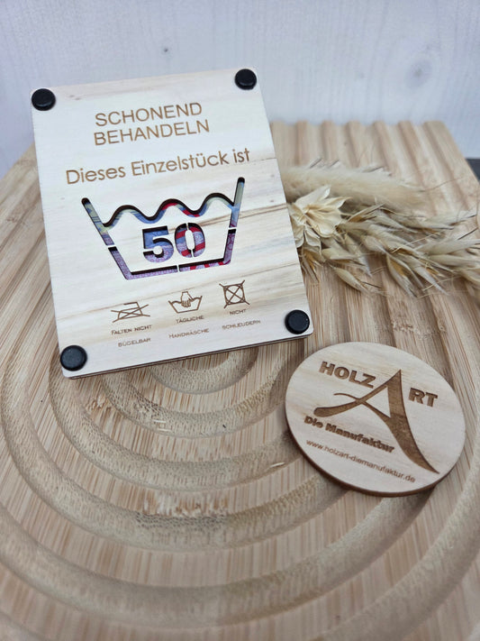 Geschenkverpackung zum runden Geburtstag „SCHONEND BEHANDELN“: Die edle Holz-Verpackung für Geld & Gutscheine – Perfekt für 30, 40, 50, 60, 70 & mehr