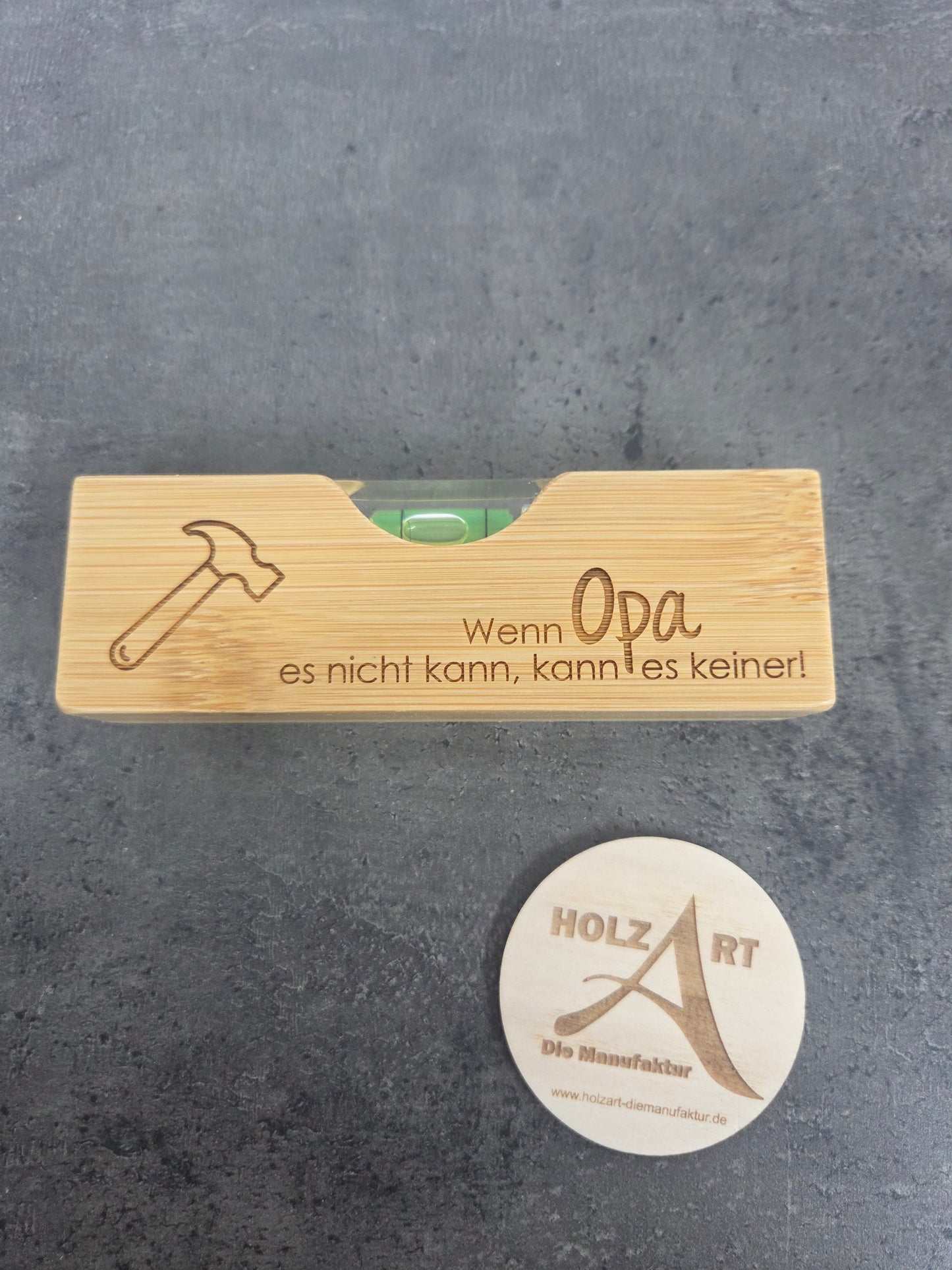 "Wenn Opa es nicht kann, kann es keiner!" - Kleine Wasserwaage mit Flaschenöffner aus Holz