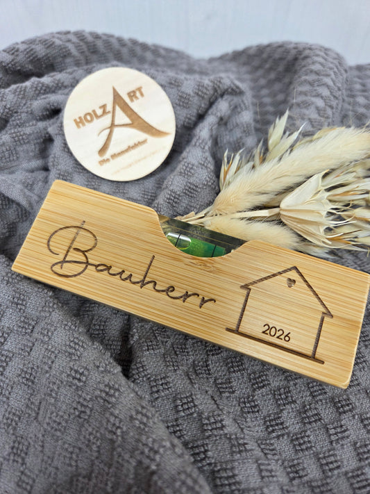 Flaschenöffner aus Holz mit Wasserwaage – Geschenk zum Richtfest & Einzug für Bauherr & Bauherrin