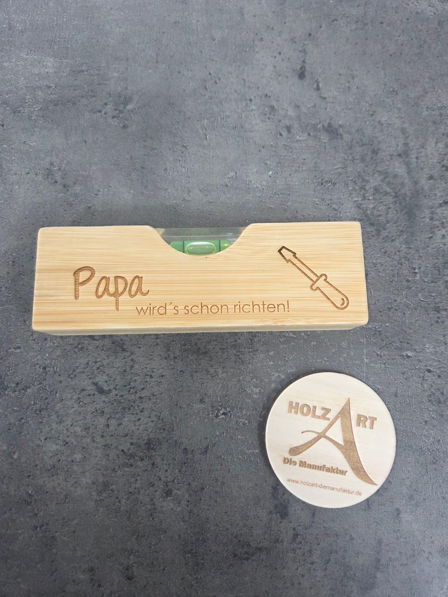 "Papa wird´s schone richten" - Kleine Wasserwaage mit Flaschenöffner aus Holz