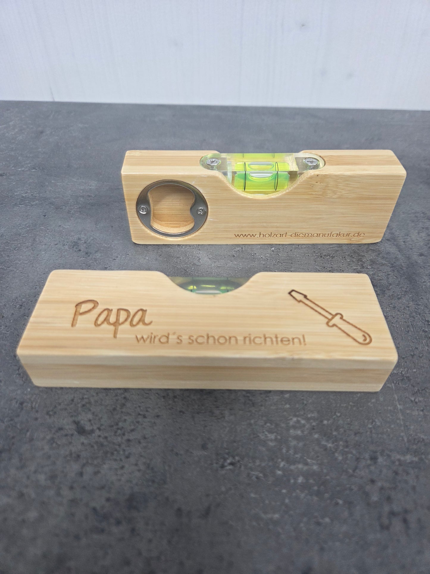 "Papa wird´s schone richten" - Kleine Wasserwaage mit Flaschenöffner aus Holz
