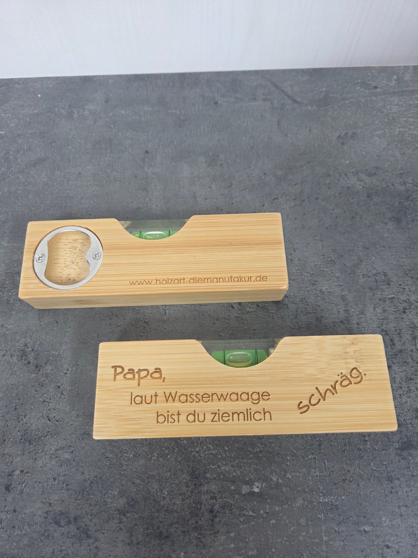 Personalisierte Holz-Wasserwaage mit Flaschenöffner – "Laut Wasserwaage bist du ziemlich schräg" (mit Wunschname, Papa oder Mama)