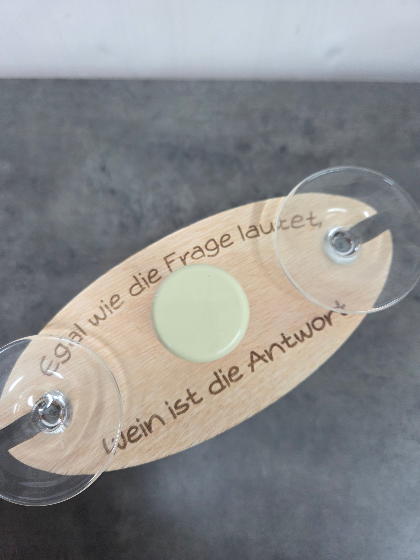 Weinbutler „Egal wie die Frage lautet...“ aus Holz – Elegant für 1 Flasche & 2 Gläser