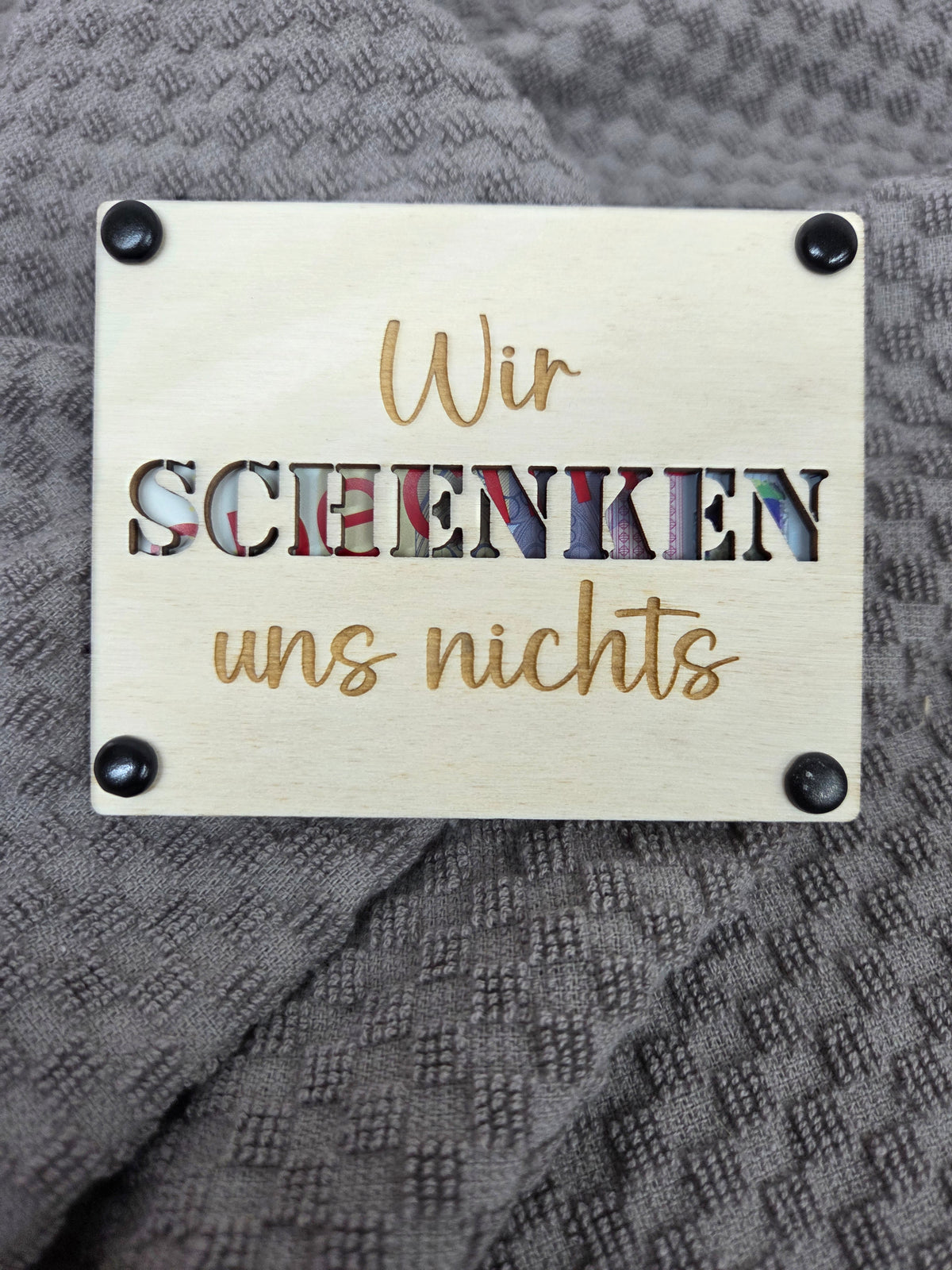 Geldgeschenk "Wir schenken uns nichts" aus Holz: Originelle Geld- & Gutscheinverpackung
