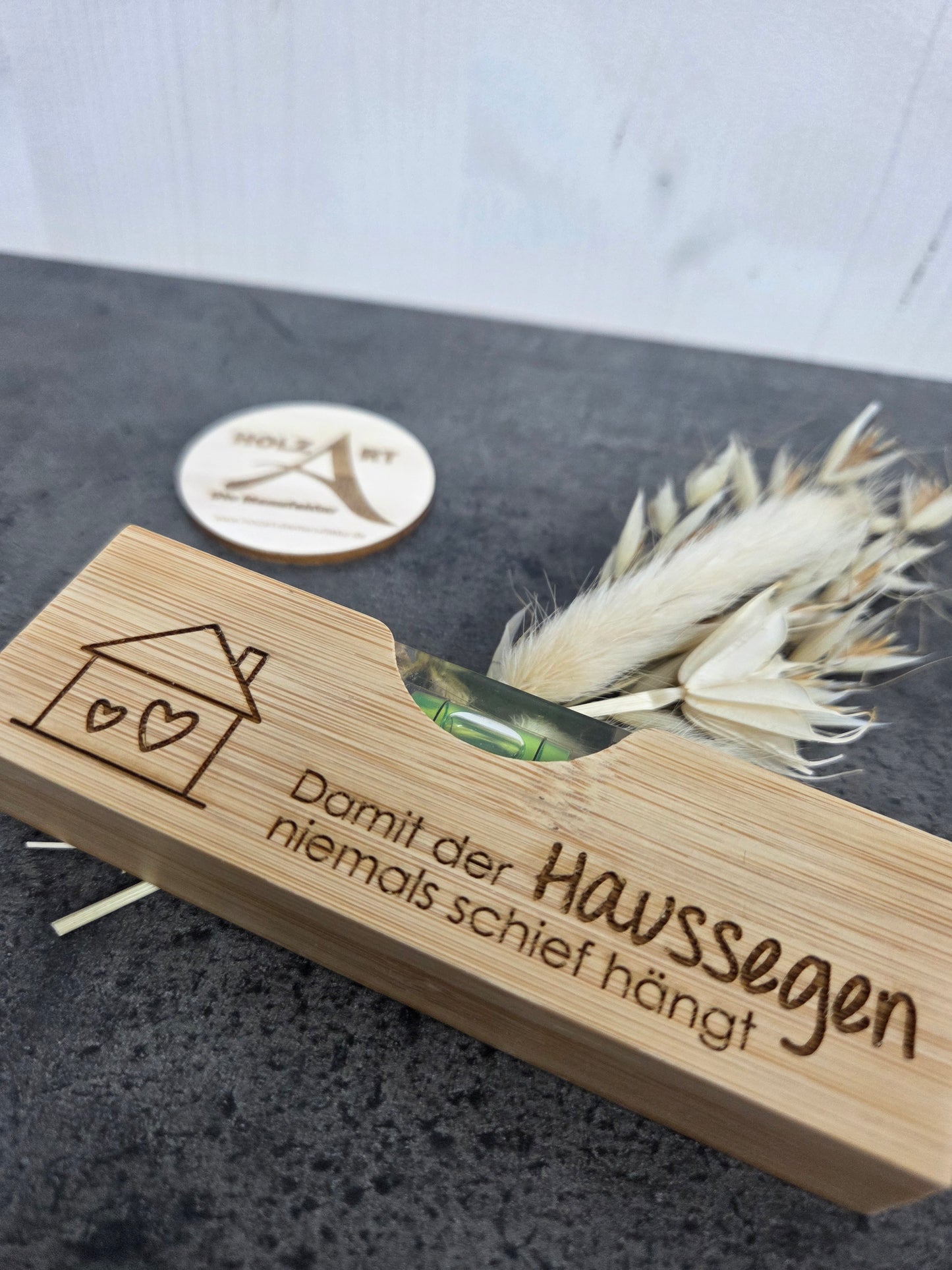 "Damit der Haussegen niemals schief hängt" - Kleine Wasserwaage mit Flaschenöffner aus Holz