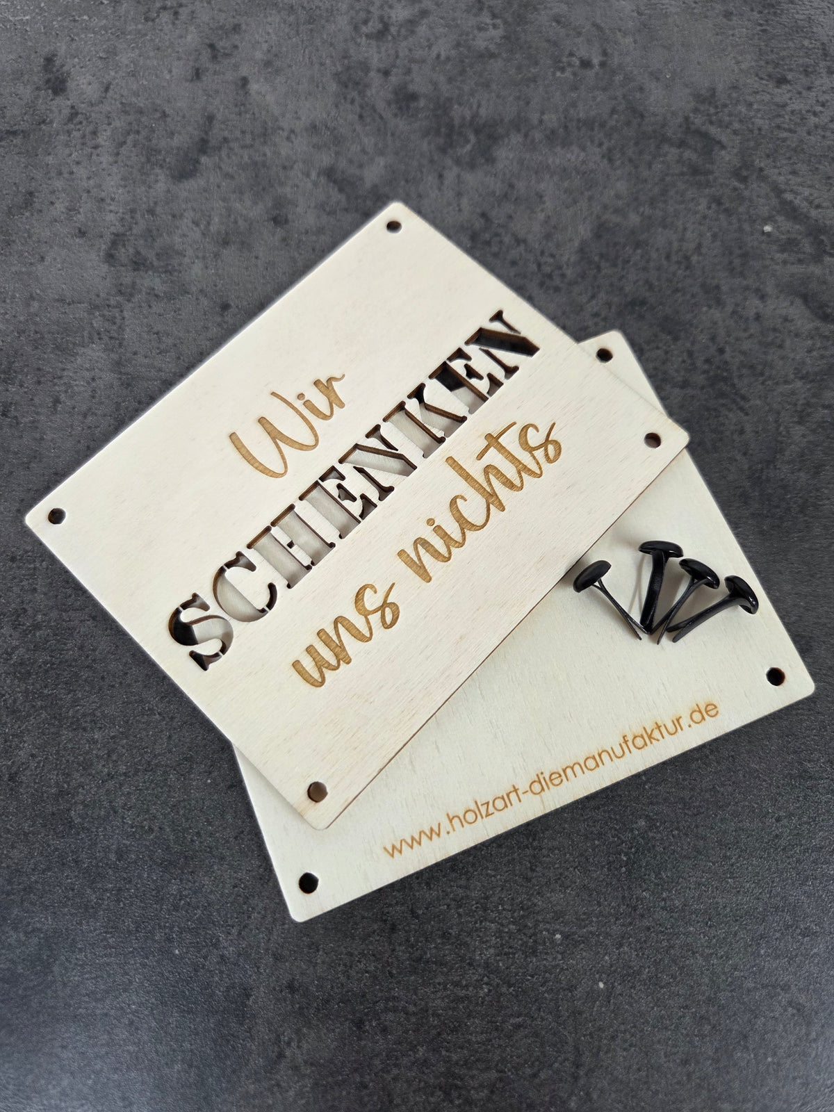 Geldgeschenk "Wir schenken uns nichts" aus Holz: Originelle Geld- & Gutscheinverpackung