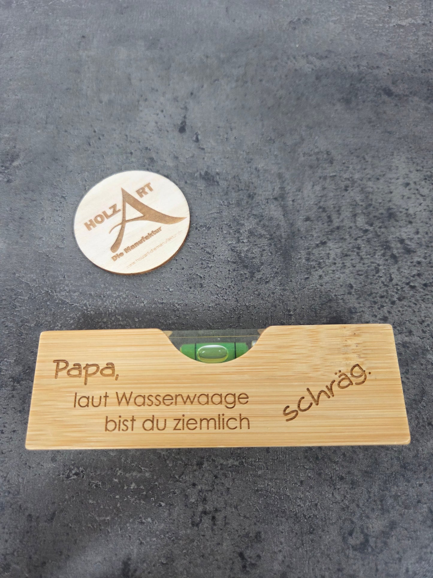 Personalisierte Holz-Wasserwaage mit Flaschenöffner – "Laut Wasserwaage bist du ziemlich schräg" (mit Wunschname, Papa oder Mama)