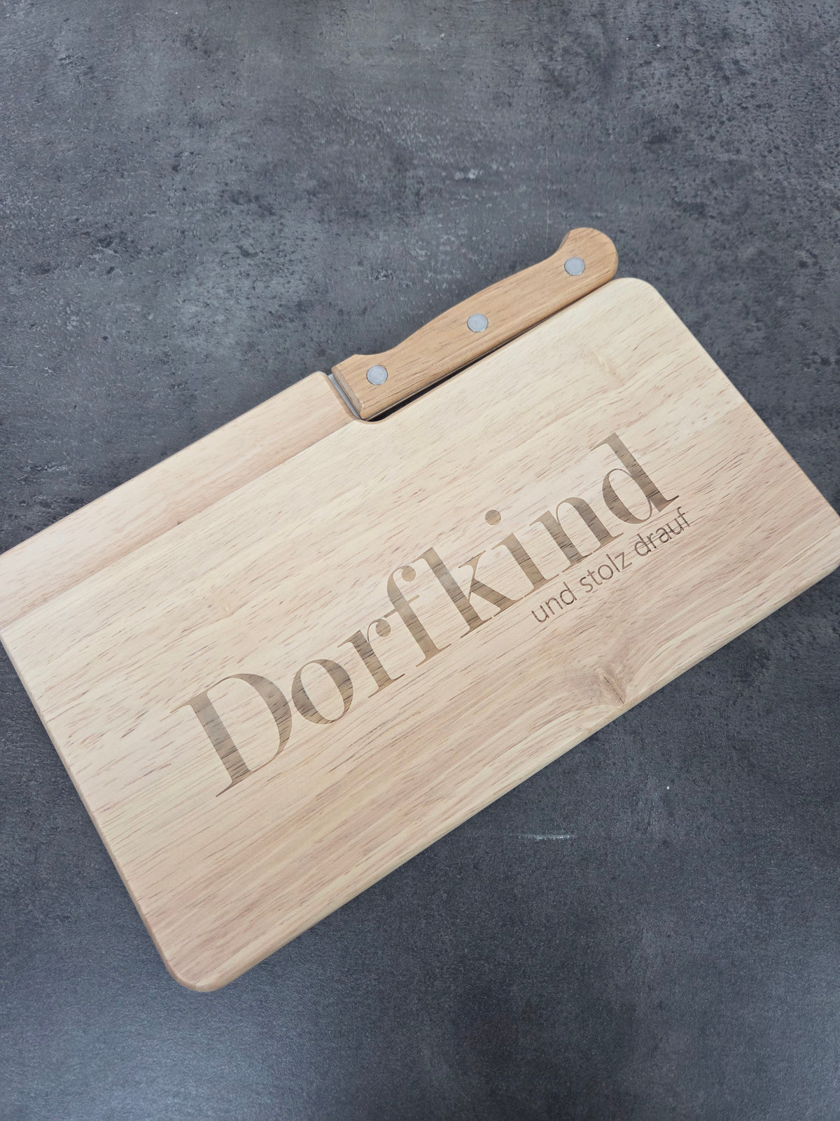 Frühstücksbrettchen Holz „Dorfkind und stolz drauf“ | Rustikales Schneidebrett mit Gravur (optional mit Messer)