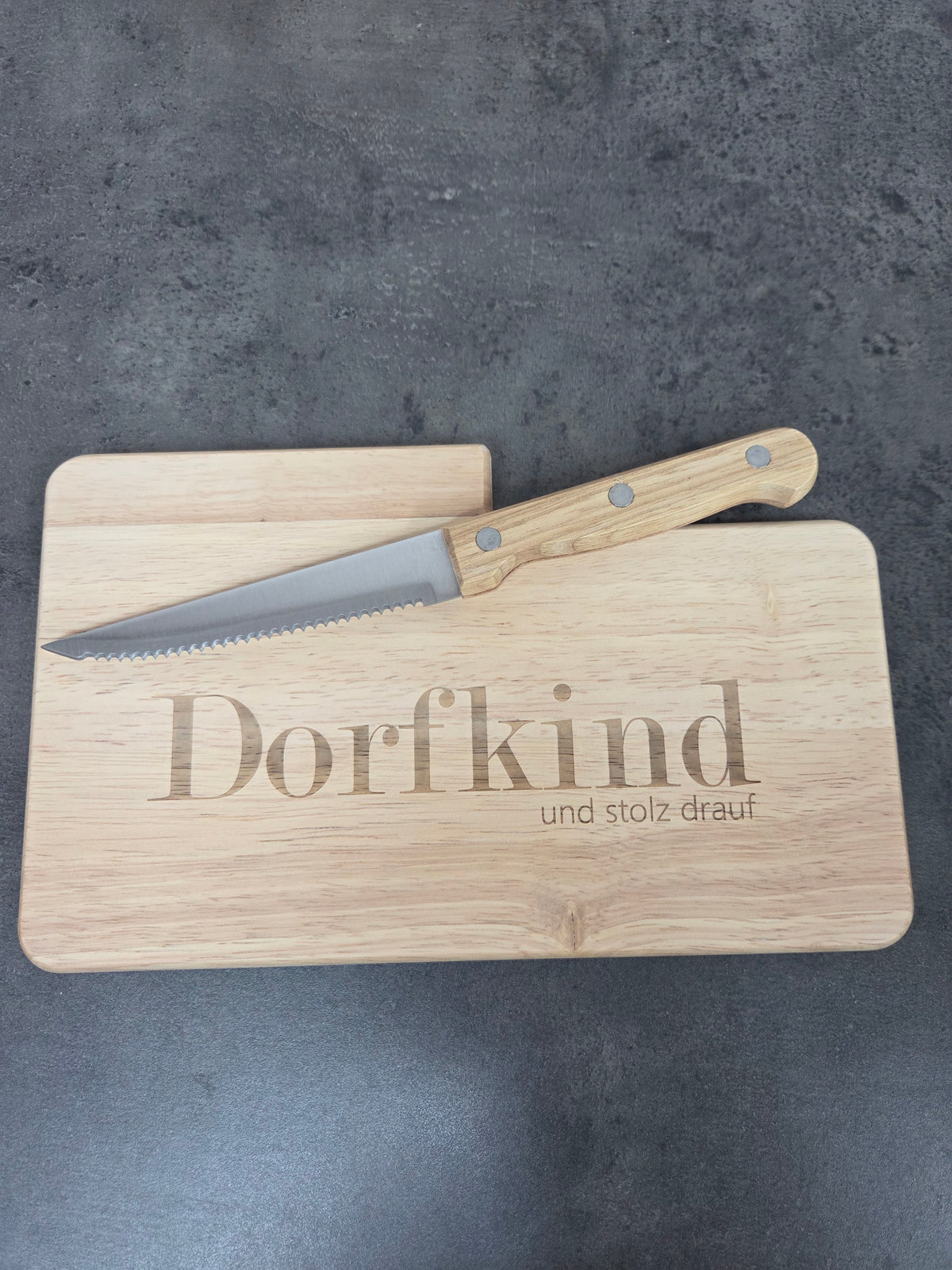 Frühstücksbrettchen Holz „Dorfkind und stolz drauf“ | Rustikales Schneidebrett mit Gravur (optional mit Messer)
