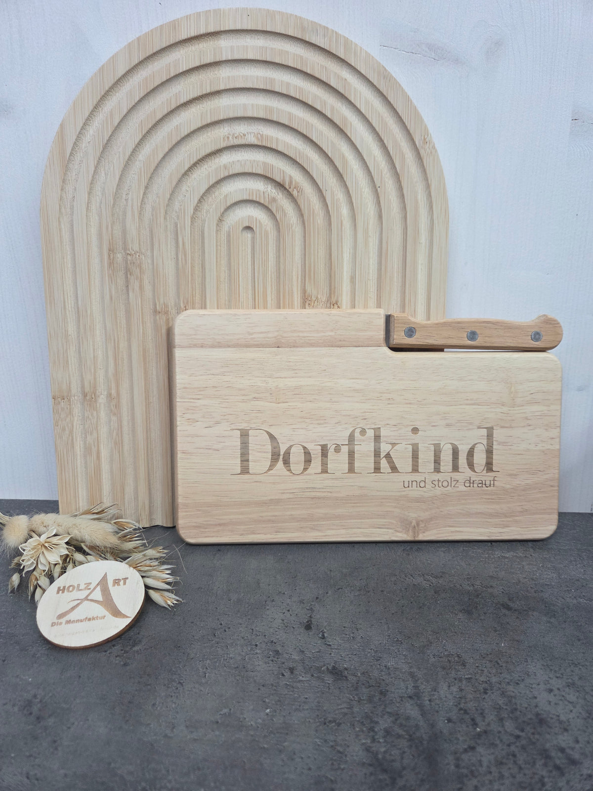 Frühstücksbrettchen Holz „Dorfkind und stolz drauf“ | Rustikales Schneidebrett mit Gravur (optional mit Messer)