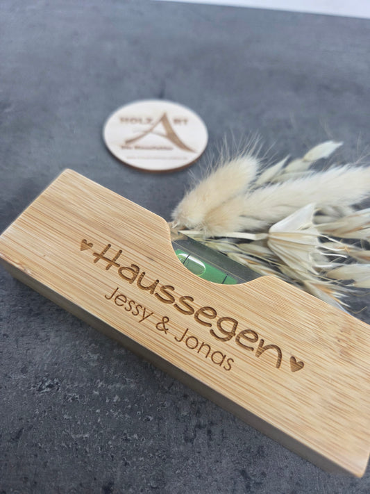 "Personalisierter Haussegen" - Kleine Wasserwaage mit Flaschenöffner aus Holz