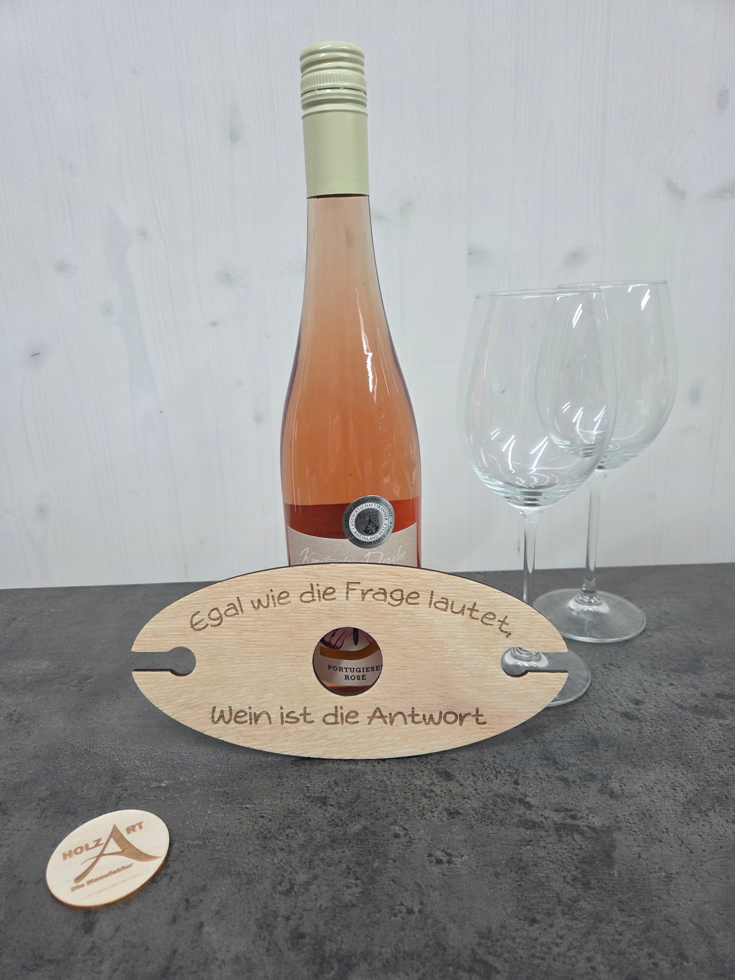 Weinbutler „Egal wie die Frage lautet...“ aus Holz – Elegant für 1 Flasche & 2 Gläser