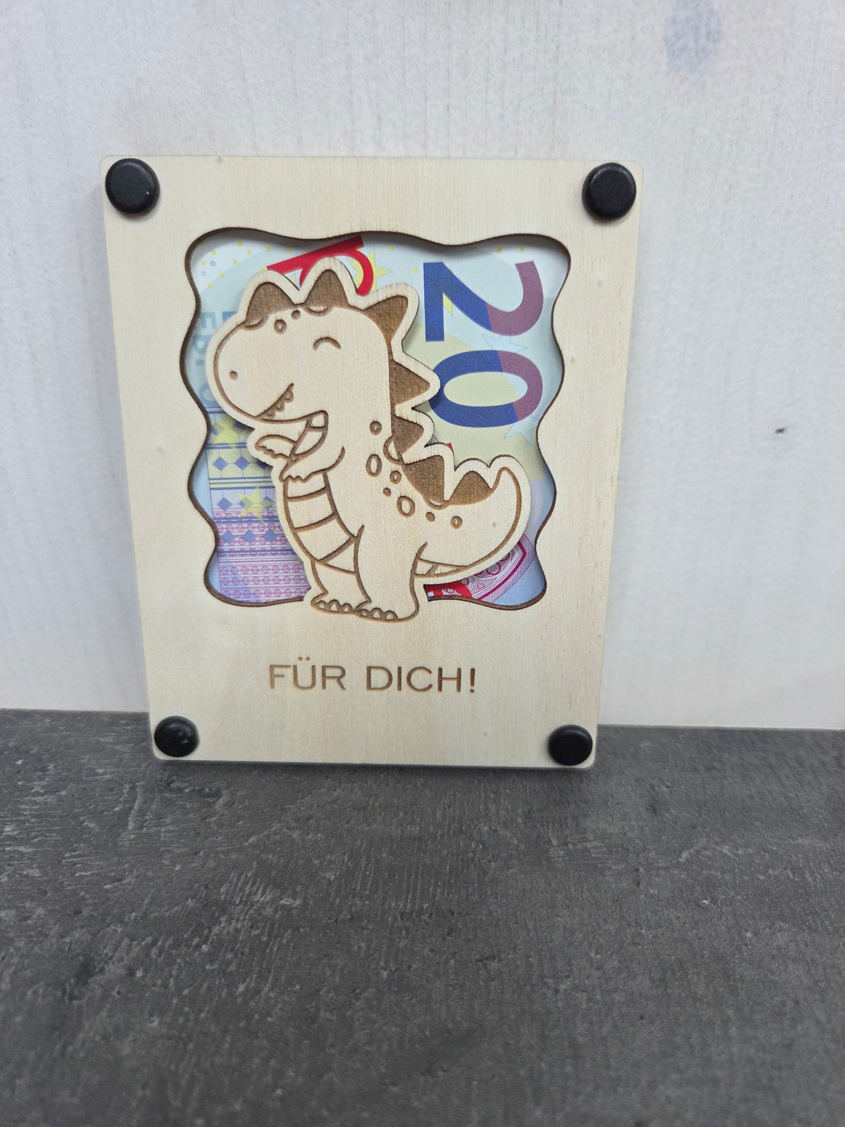 Geldgeschenk aus Holz mit Dino – Originelle Geschenkkarte für jeden Anlass