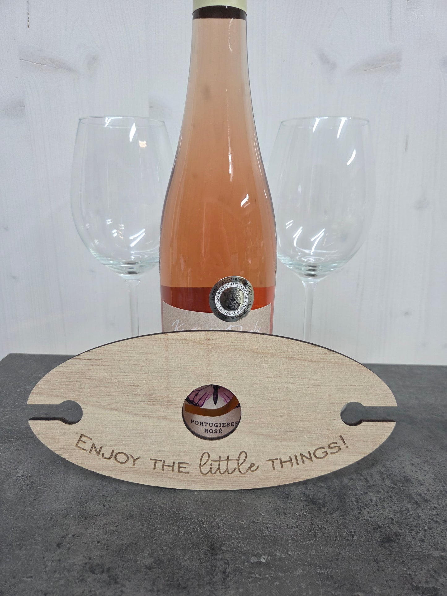 Holz-Weinbutler „Enjoy the little things“: Eleganter Weinglashalter für Flaschen & Gläser – Geschenk für Weinliebhaber