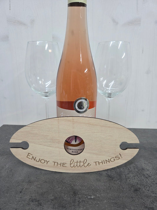Holz-Weinbutler „Enjoy the little things“: Eleganter Weinglashalter für Flaschen & Gläser – Geschenk für Weinliebhaber