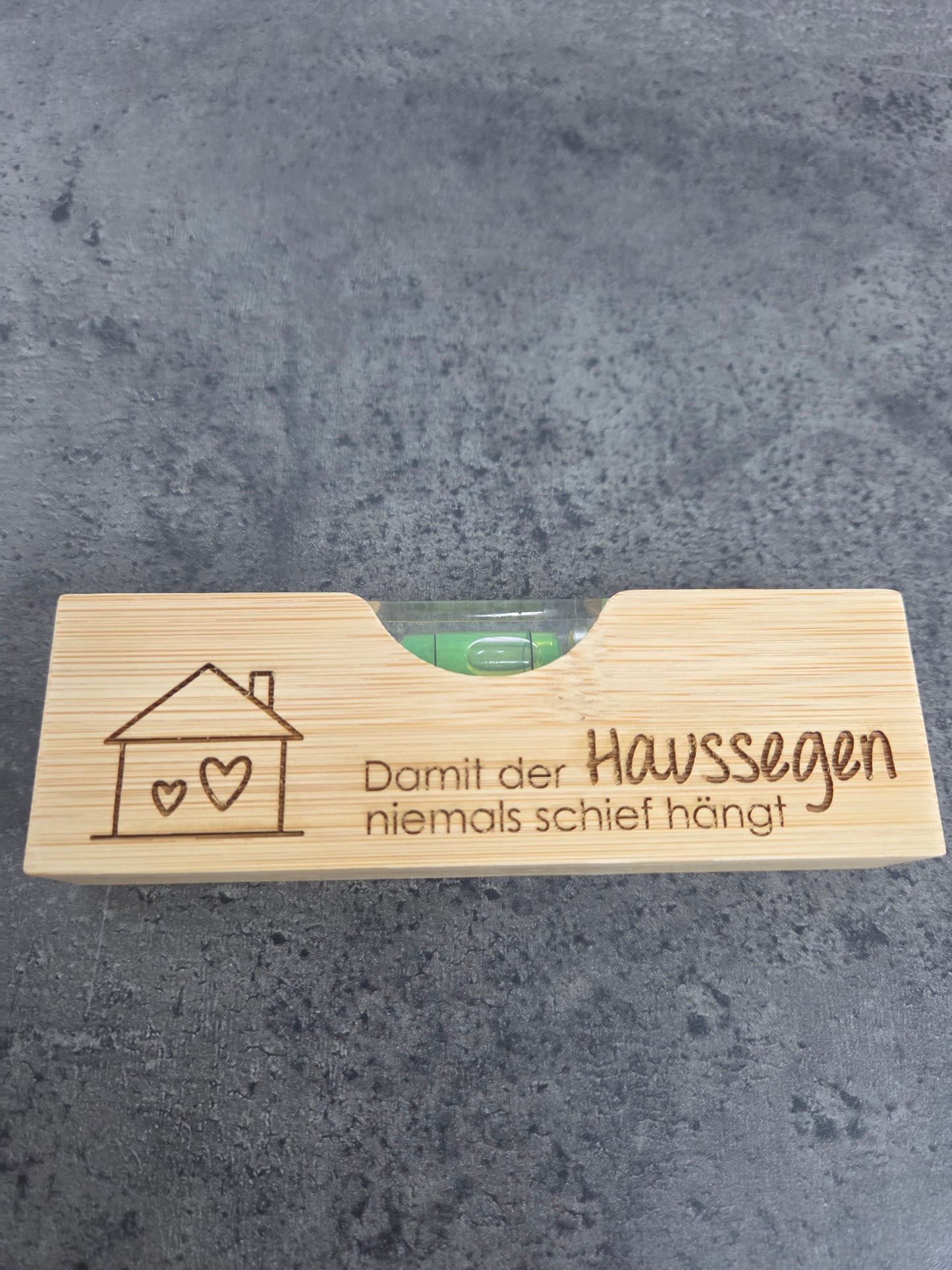 "Damit der Haussegen niemals schief hängt" - Kleine Wasserwaage mit Flaschenöffner aus Holz