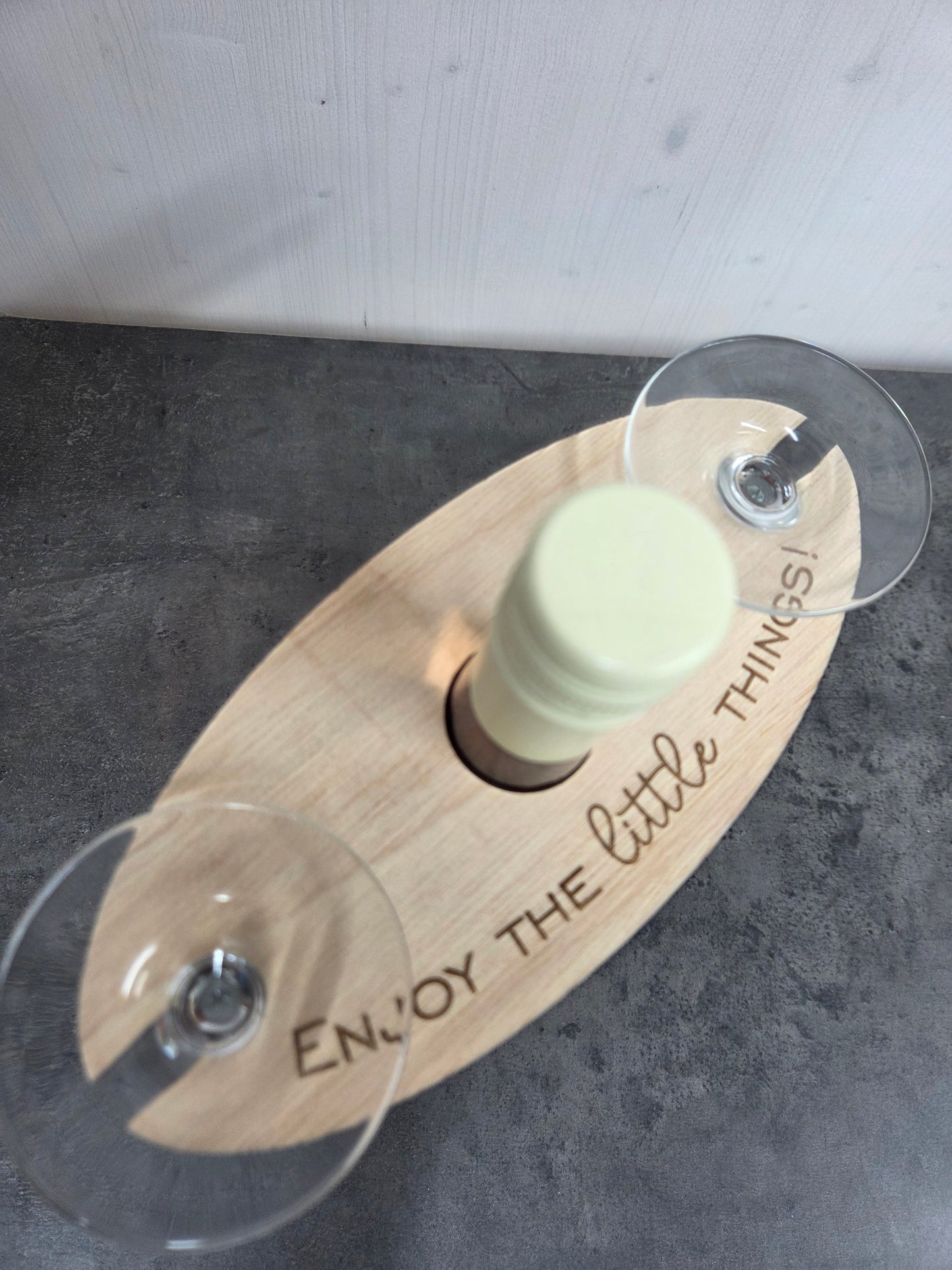 Holz-Weinbutler „Enjoy the little things“: Eleganter Weinglashalter für Flaschen & Gläser – Geschenk für Weinliebhaber
