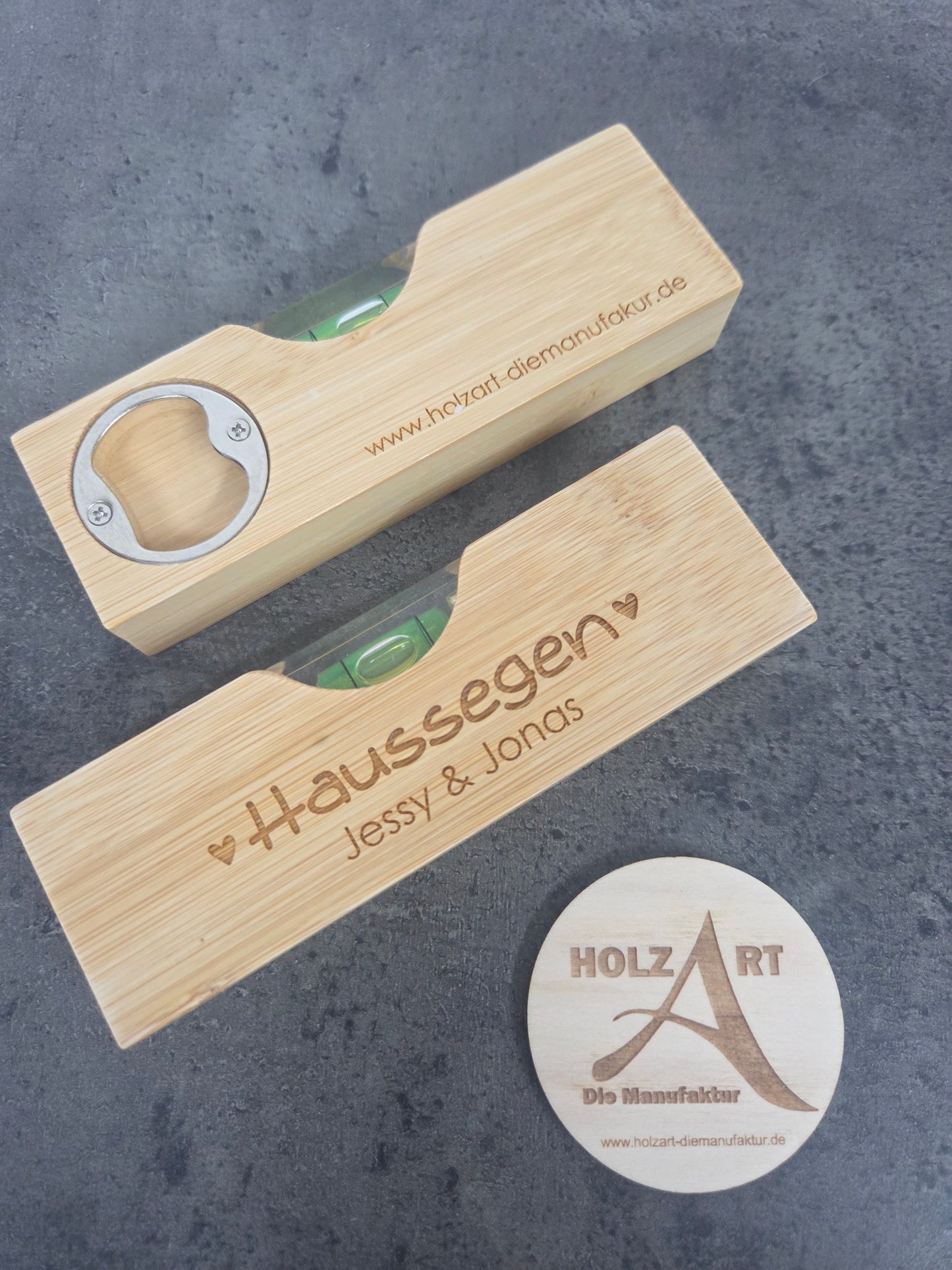 "Personalisierter Haussegen" - Kleine Wasserwaage mit Flaschenöffner aus Holz