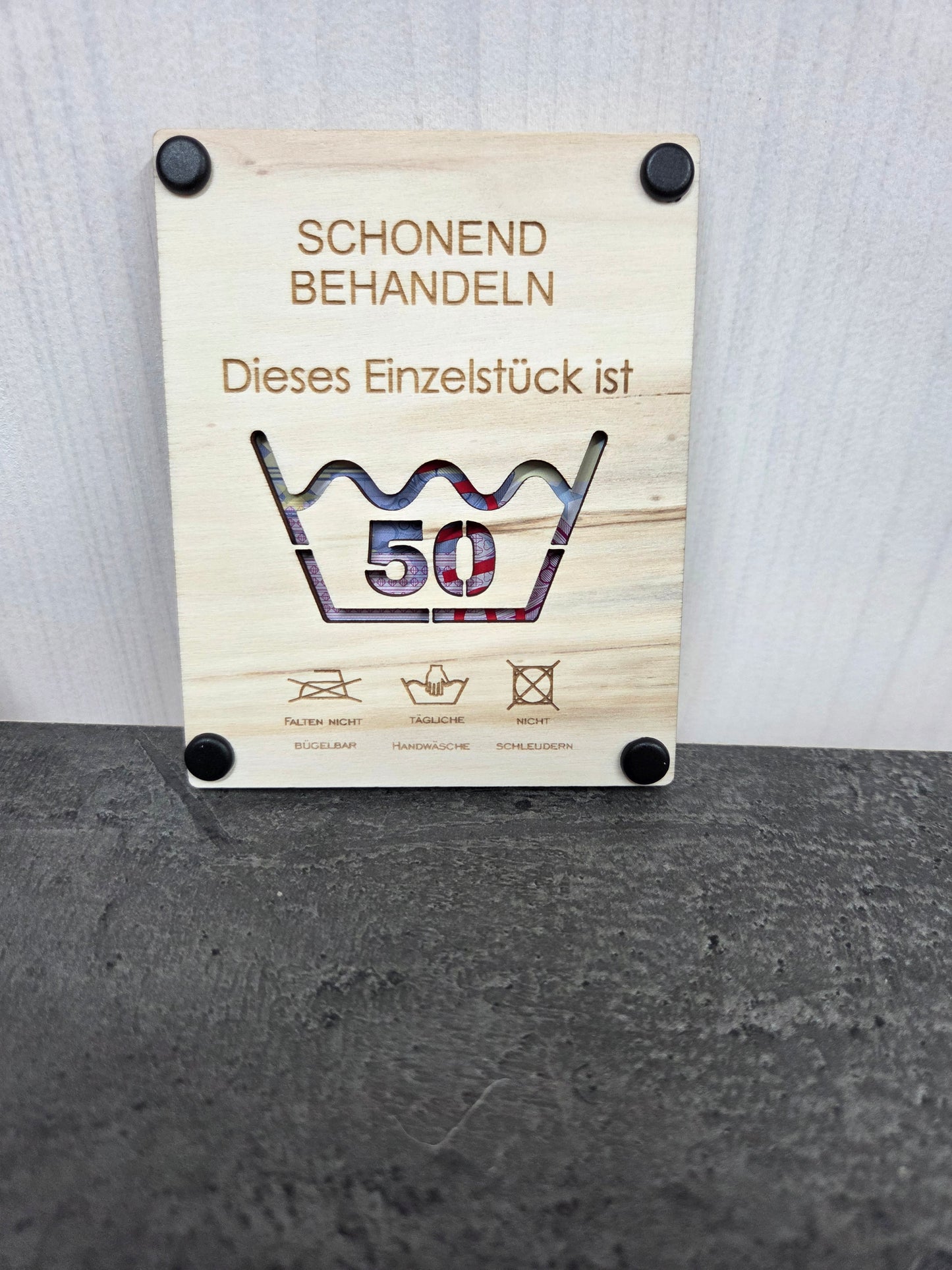 Geschenkverpackung zum runden Geburtstag „SCHONEND BEHANDELN“: Die edle Holz-Verpackung für Geld & Gutscheine – Perfekt für 30, 40, 50, 60, 70 & mehr