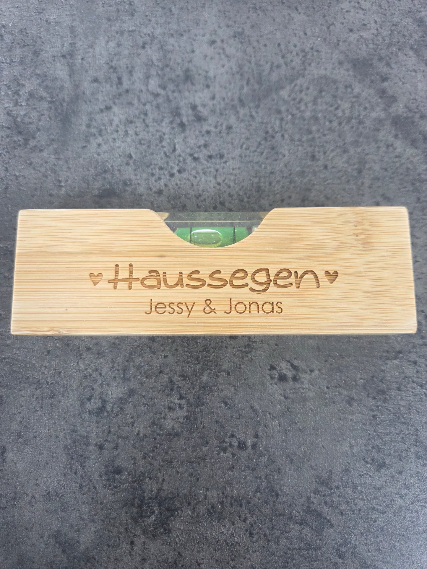 "Personalisierter Haussegen" - Kleine Wasserwaage mit Flaschenöffner aus Holz