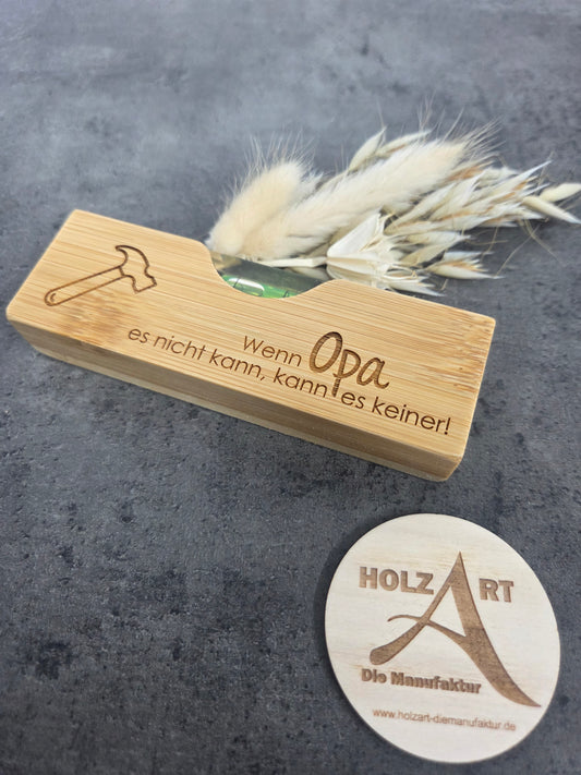 "Wenn Opa es nicht kann, kann es keiner!" - Kleine Wasserwaage mit Flaschenöffner aus Holz