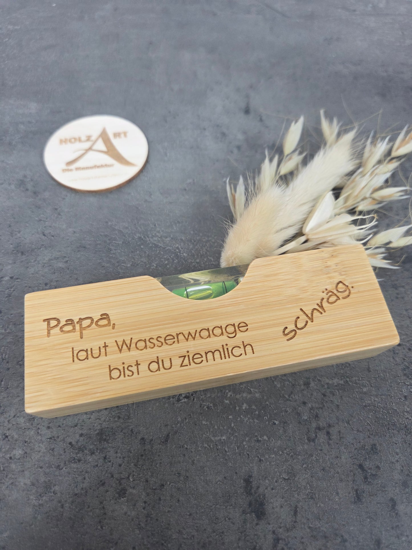 Personalisierte Holz-Wasserwaage mit Flaschenöffner – "Laut Wasserwaage bist du ziemlich schräg" (mit Wunschname, Papa oder Mama)