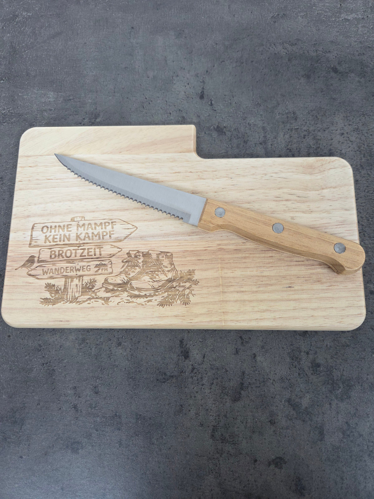 Frühstücksbrettchen Holz mit Messer „Ohne Mampf kein Kampf“ | Graviertes Brotzeitbrett für Wanderer & Naturfreunde